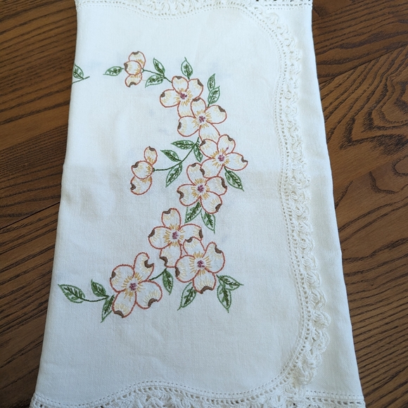 Table Runner Embroidery, cotton with crochet lace edging. EUC. vintage. Floral. - Picture 5 of 5